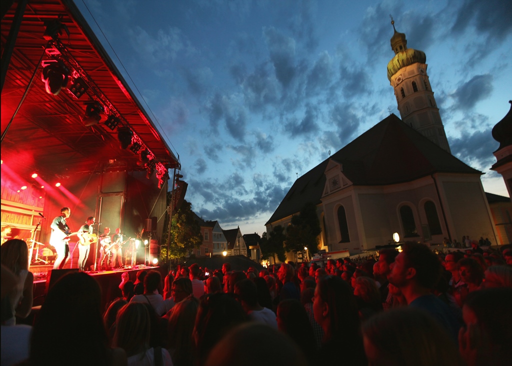 Veranstaltungstechnik für ein Konzert auf der Bühne vor dem Rathaus